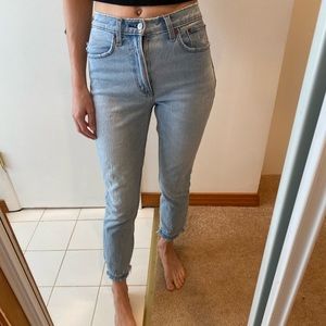 Abercrombie & Fitch High Rise Mom Jean Size: 24/00Reg
